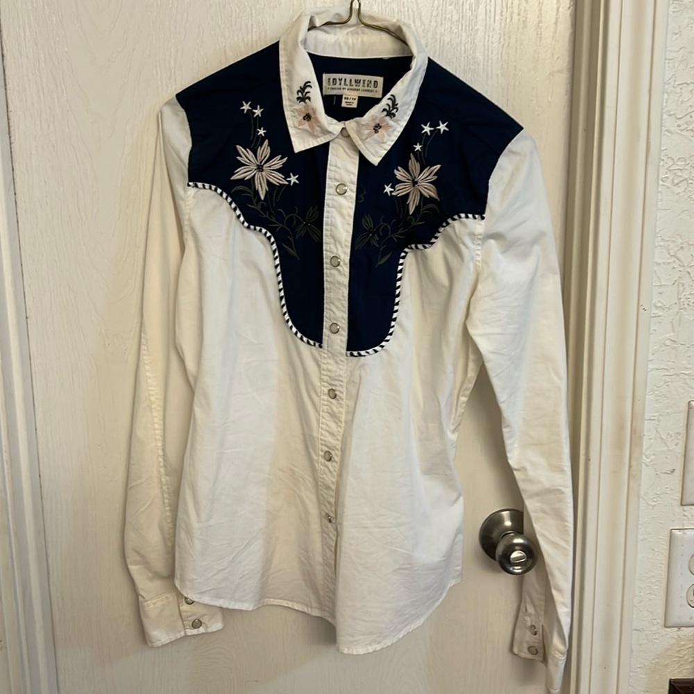 Snap button women’s XS western shirt, beautiful embroidery